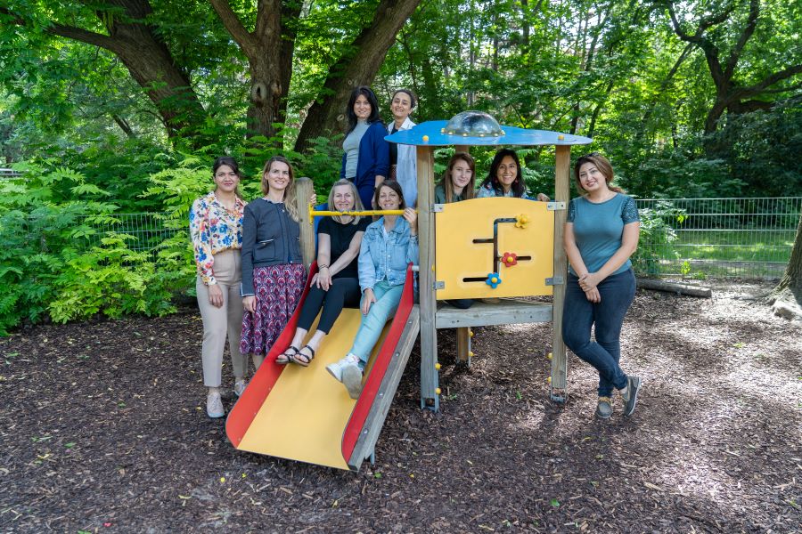 Elementarpädagogikgrupppe am Spielplatz