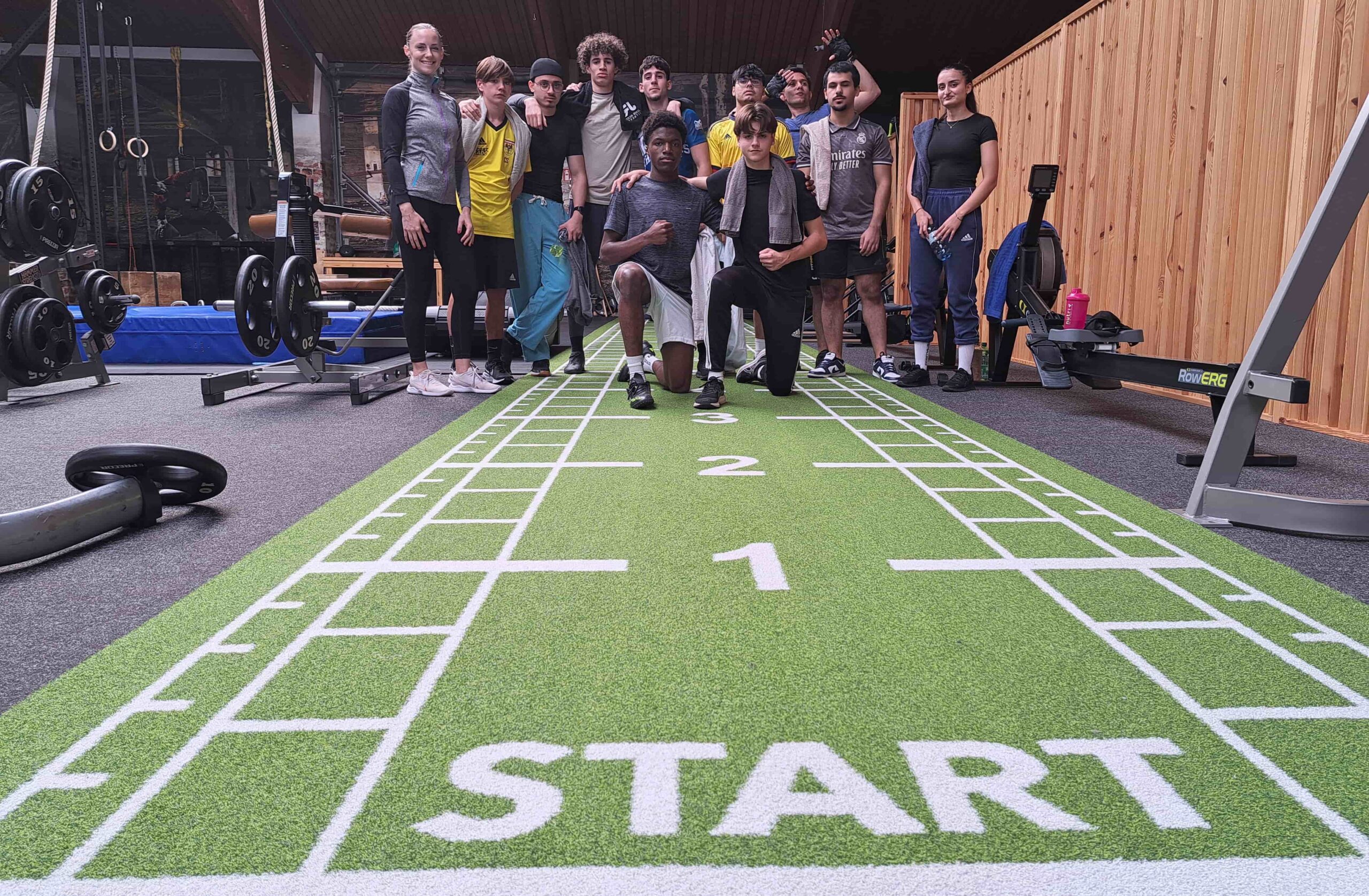 Gruppenfoto der Lehrlinge der neuen ÜBA Fitnessbetreuung