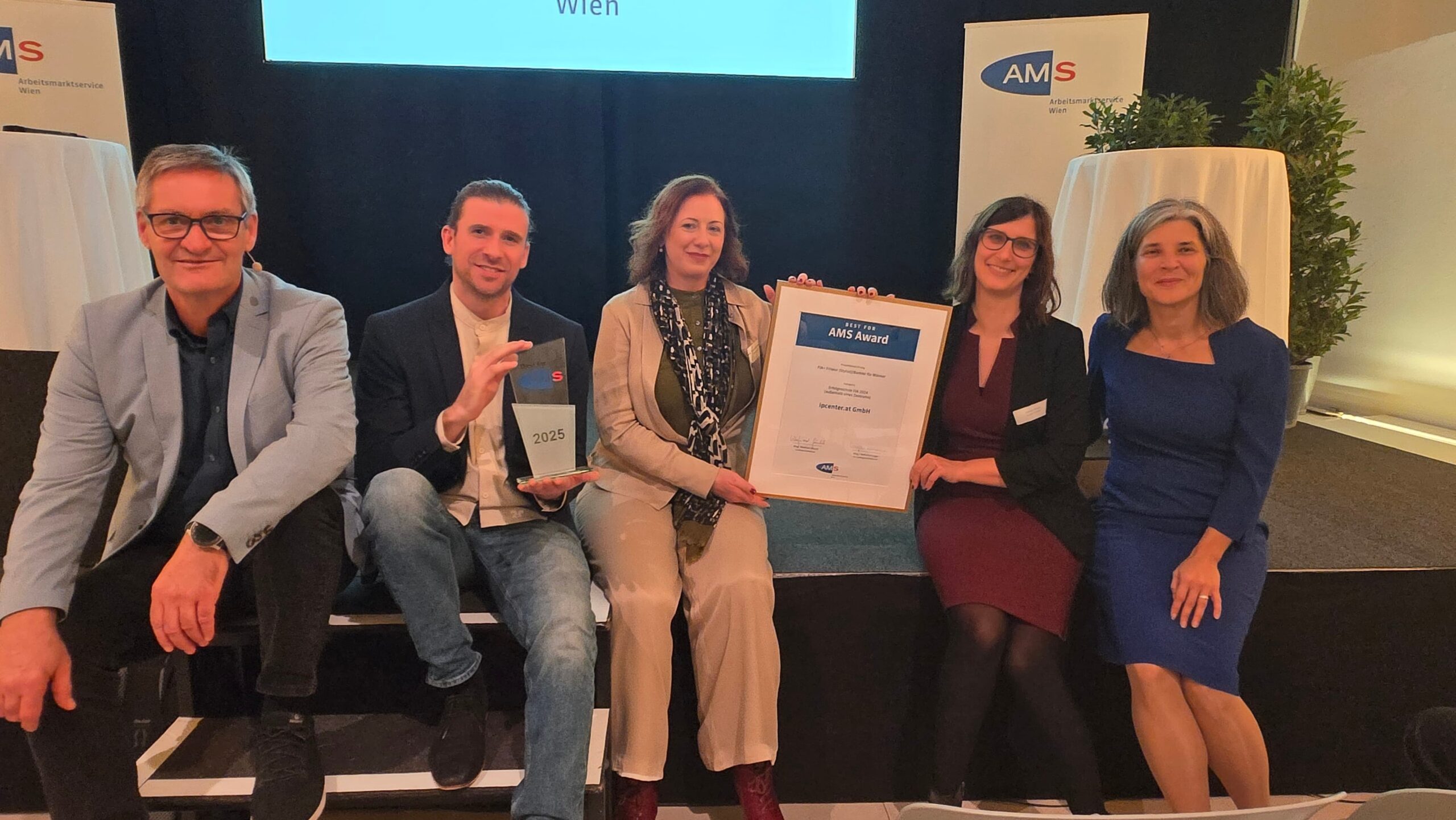 Landesgeschäftsführer Winfried Göschl, stellvertretende Landesgeschäftsführerin Katharina Lugar, Monika Kovacs, Isabella Bosch und Bernd Lippert mit dem AMS Award
