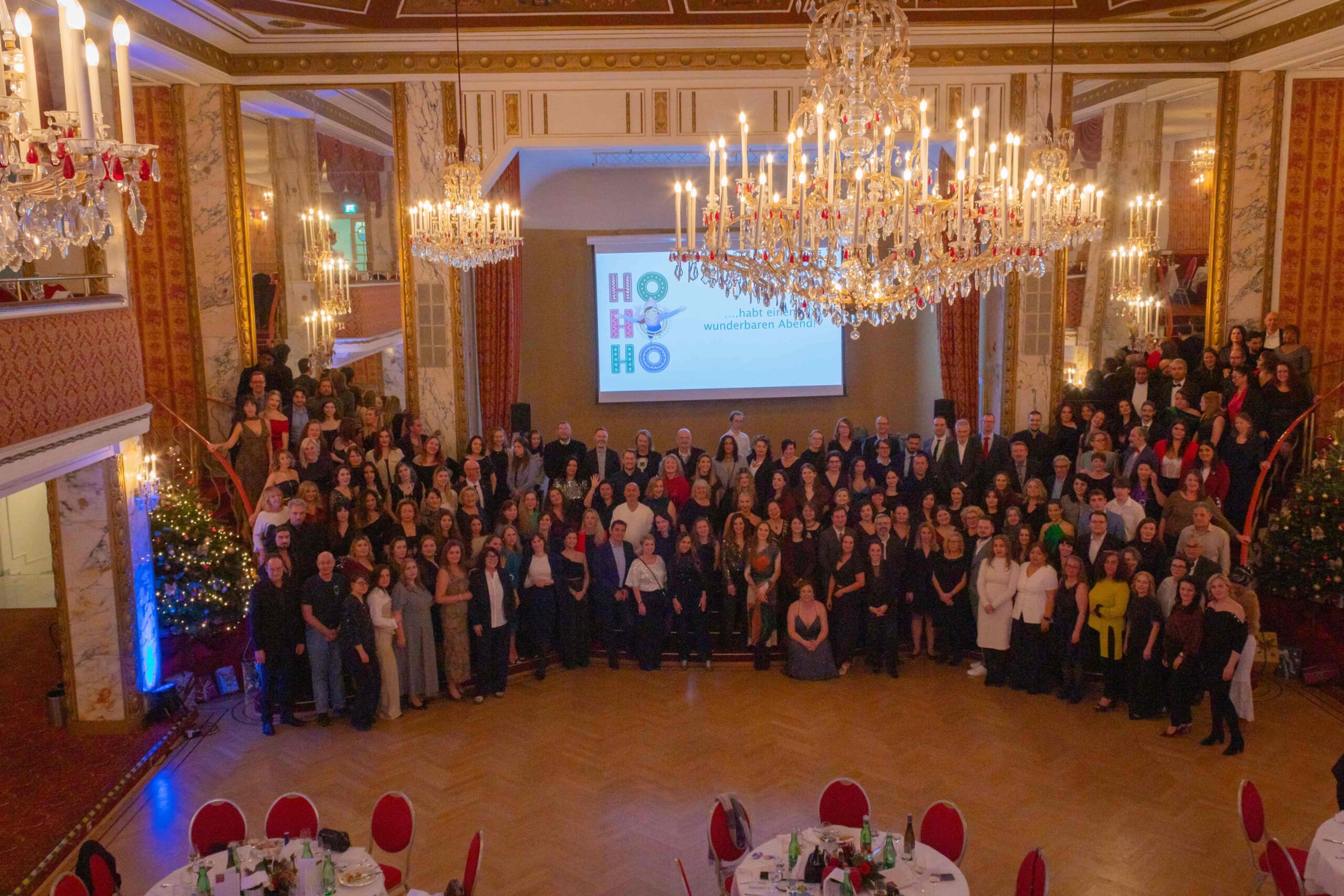 Gruppenfoto der ipcenter Mitarbeiter:innen bei der Jahresabschlussfeier 2025