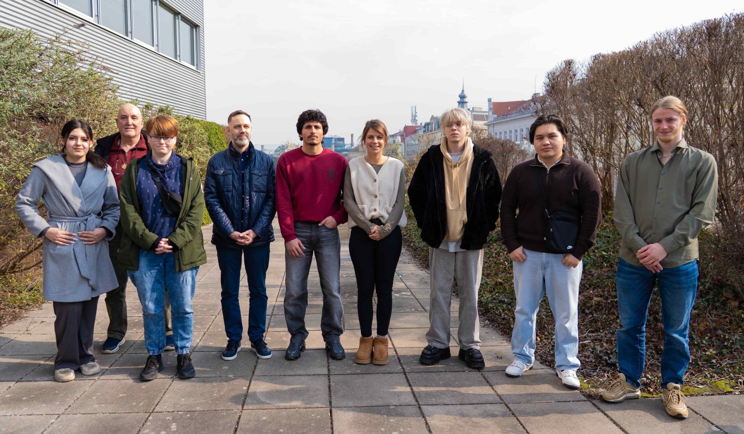 Gruppenfoto der YouGo:EU!-Praktikant:innen auf der Terasse