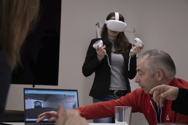 Mitarbeiter:innen aus dem ip.center, Cornelia Funovich und PJ Maguire, testen das VR Equipment