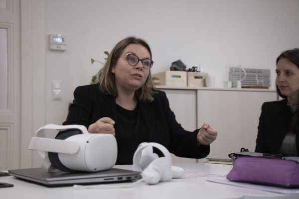 Charlotte Leschanowsky (links) und Cornelia Funovich (rechts) mit der VR-Brille auf dem Tisch 