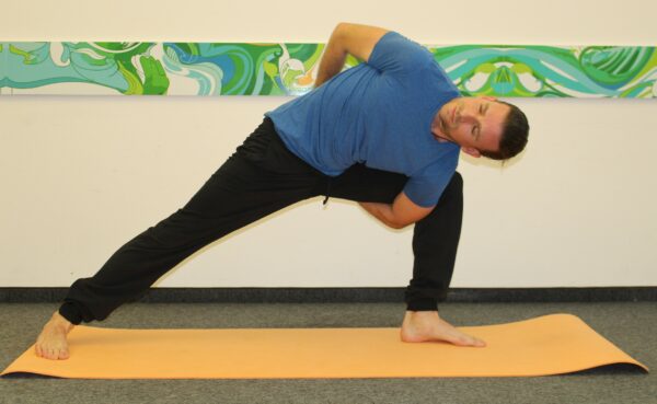 ipcenter Mitarbeiter und Yogalehrer Bernd Lippert in Yogapose