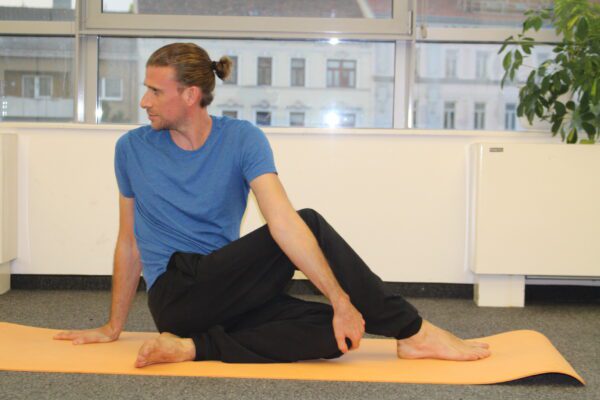 Bernd Lippert zeigt eine Yogapose