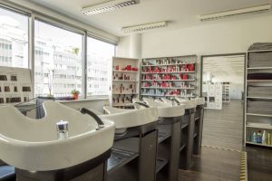 Waschbecken im Lehrlingssalon für Friseur:innen