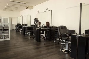 Stühle im Lehrlingssalon für Friseur:innen
