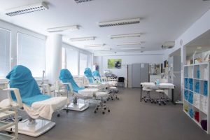 Stühle zur Fußpflege im Lehrlingssalon