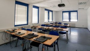 EDV Raum mit Laptops auf Tischen