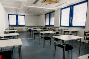 Prüfungsraum mit Tischen und Stühlen