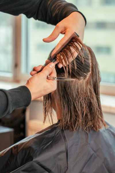 Haarschnitt bei mittellangem Haar