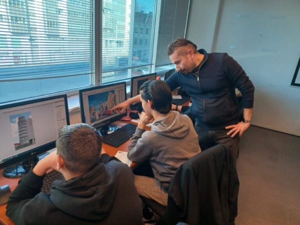 3 Menschen vor PCs