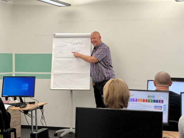 Trainer vor einem Flipchart