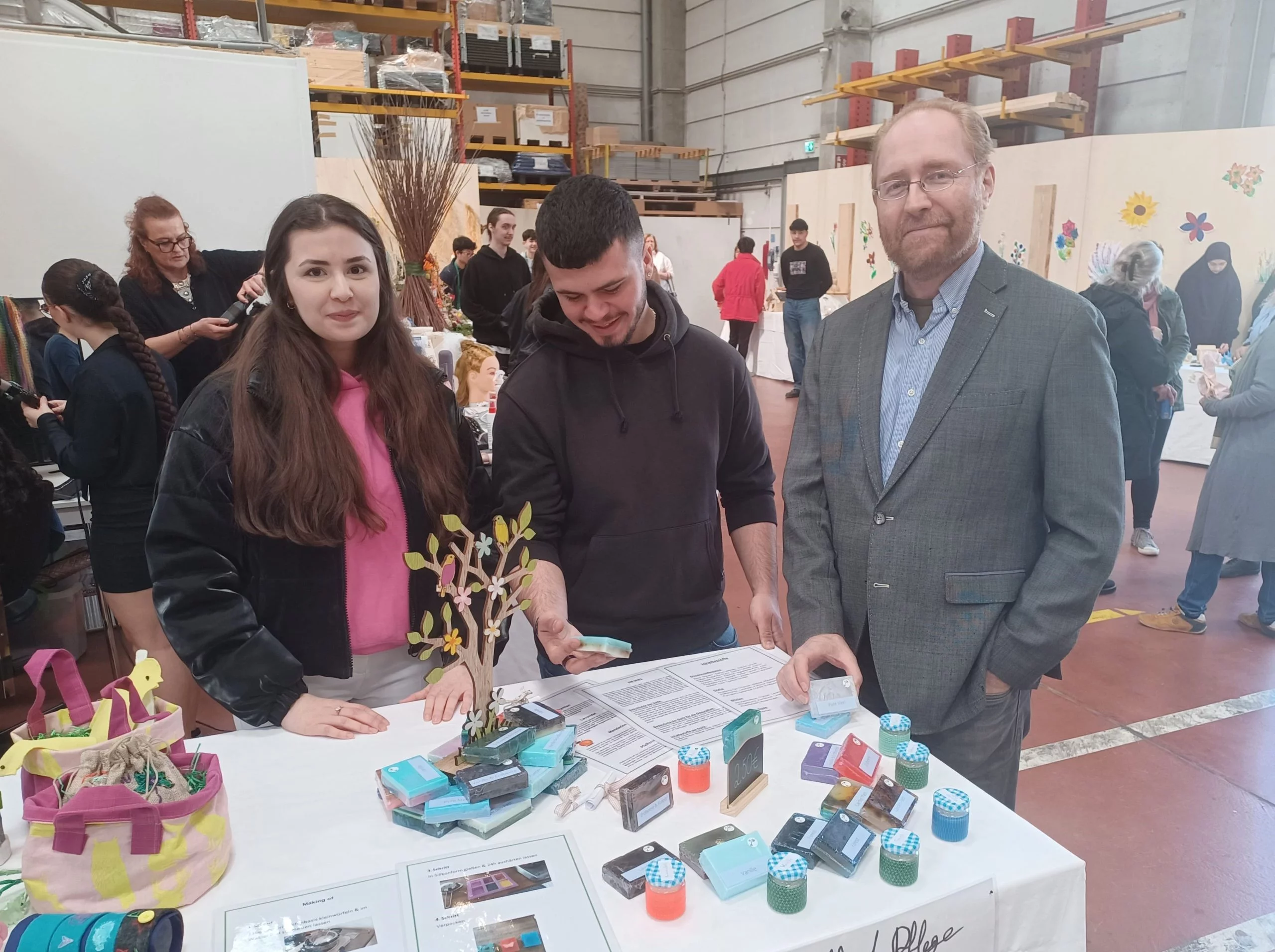 Lehrlinge aus dem Ostermarkt mit selbst produzierten pflegeprodukten