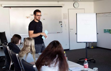 Level Up Workshop 4 ipcenter Trainer hält einen Workshop mit Lehrlingen zu Level Up!