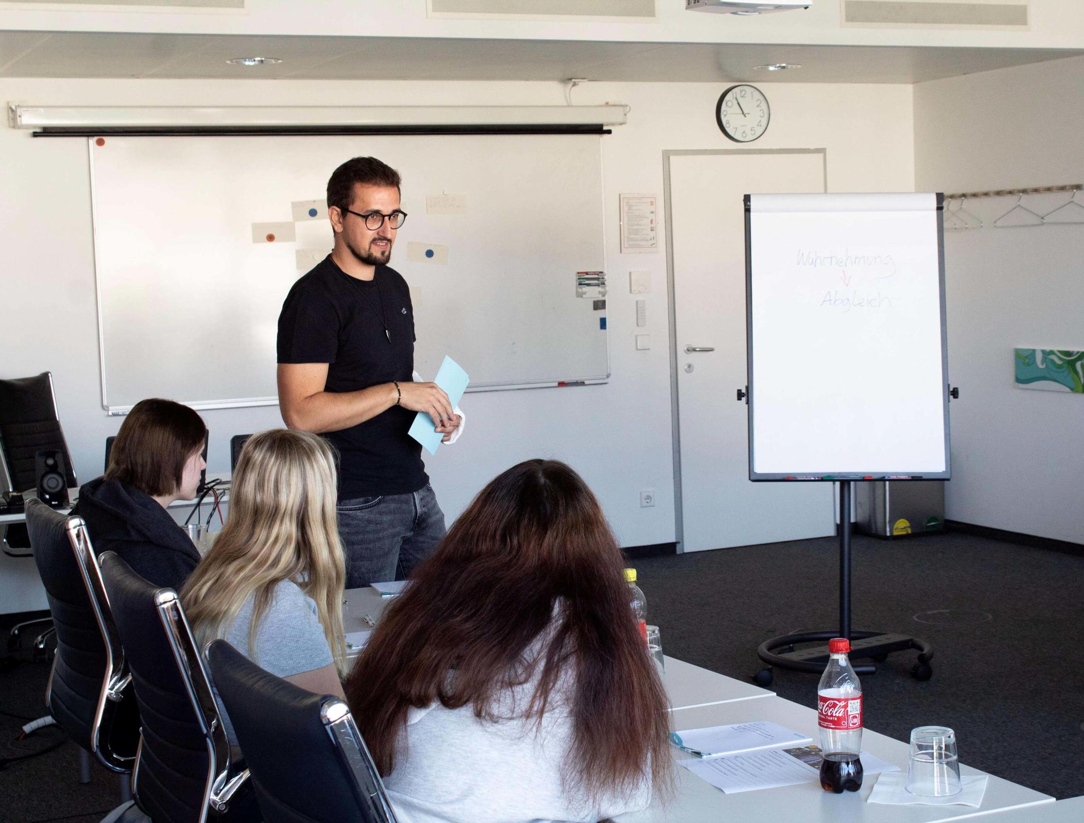 Trainer hält einen Workshop mit Lehrlingen zu Level Up!