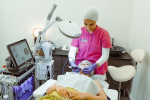Oezlem Gezer beim Hydrafacial einer Kund:in