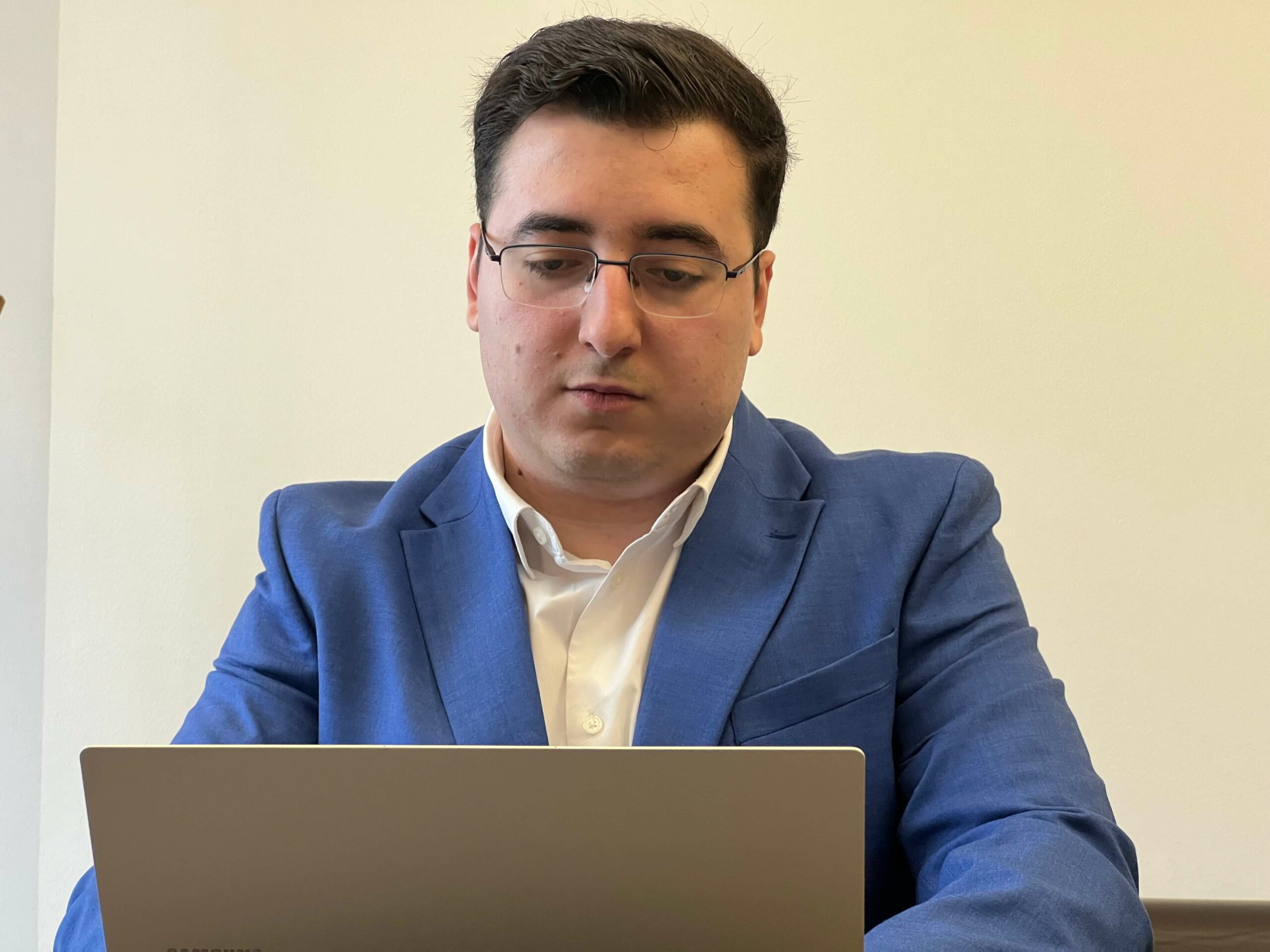 Adib Jarkas arbeitet am PC