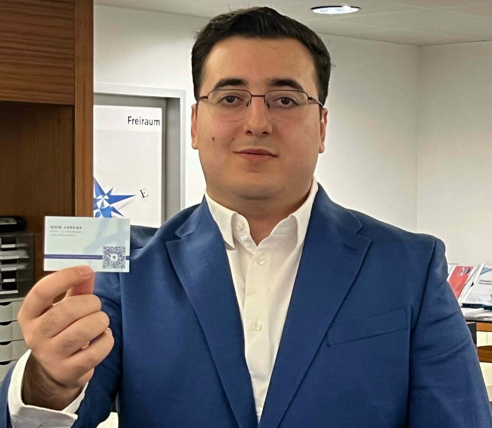 Adib Jarkas mit Visitenkarte