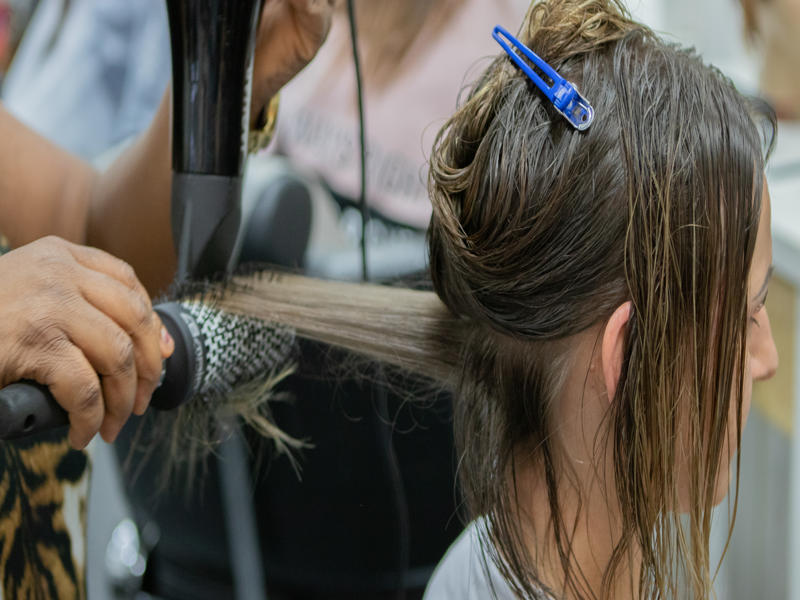 FIA-Friseur_in-Haare-foehnen-und-stylen