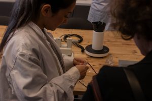 Lehrling der Augenoptik mit Brille