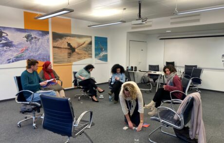 Personengruppe im Sitzkreis während eines NOGAP Workshops