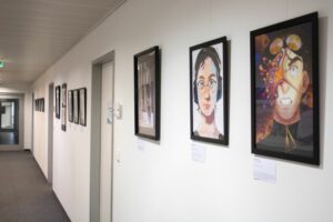 Behängte Wand mit Kunstwerken der Ausstellung "Lieblingsstücke 2024" im U4 Center