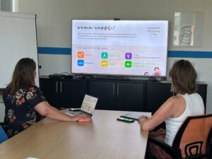 Kolleg_innen planen den Start vom neuen Projekt Jugendcollege
