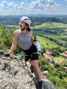 Olivia Schabowksi beim Klettern mit ipcenter Trinfklasche