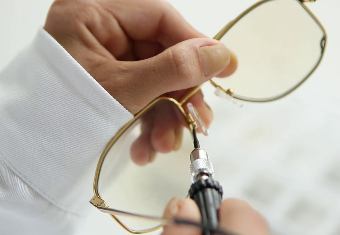 Brille wird festgezogen