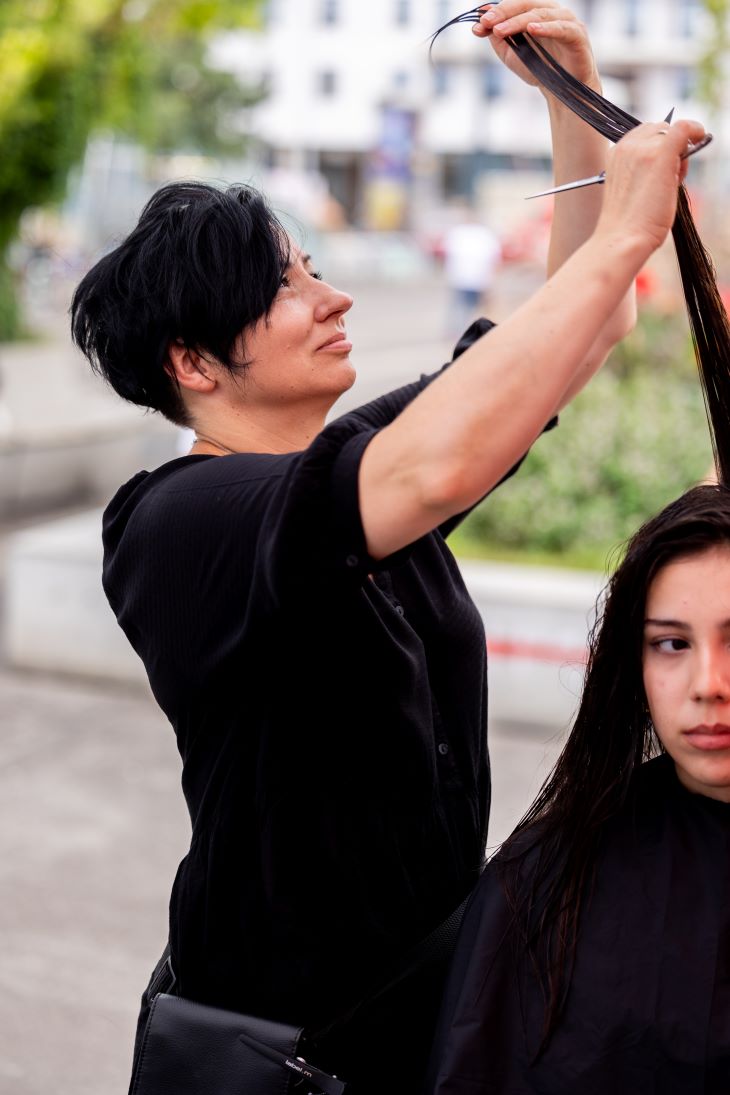 Trainerin Veselka Makuljevic beim Frisieren beim Salon Sozial der Volkshilfe Wien