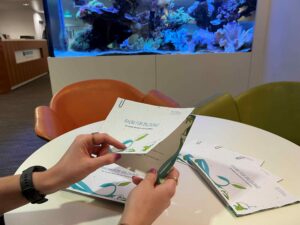 Das Leitbild des ipcenters wird durchgeblättert