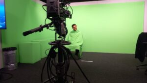 Medienfachperson mit Greenscreen