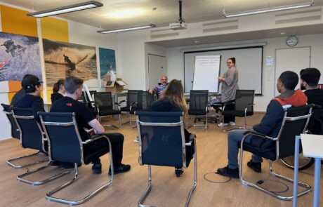 Foto von PowerUp-Teilnehmer:innen von hinten