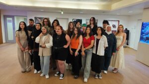 Gruppenfoto der Lehrlinge und Gäste im ipcenter