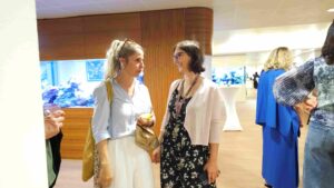 Isabella Bosch und Ingrid Melzer bei der Ausstellung im ipcenter