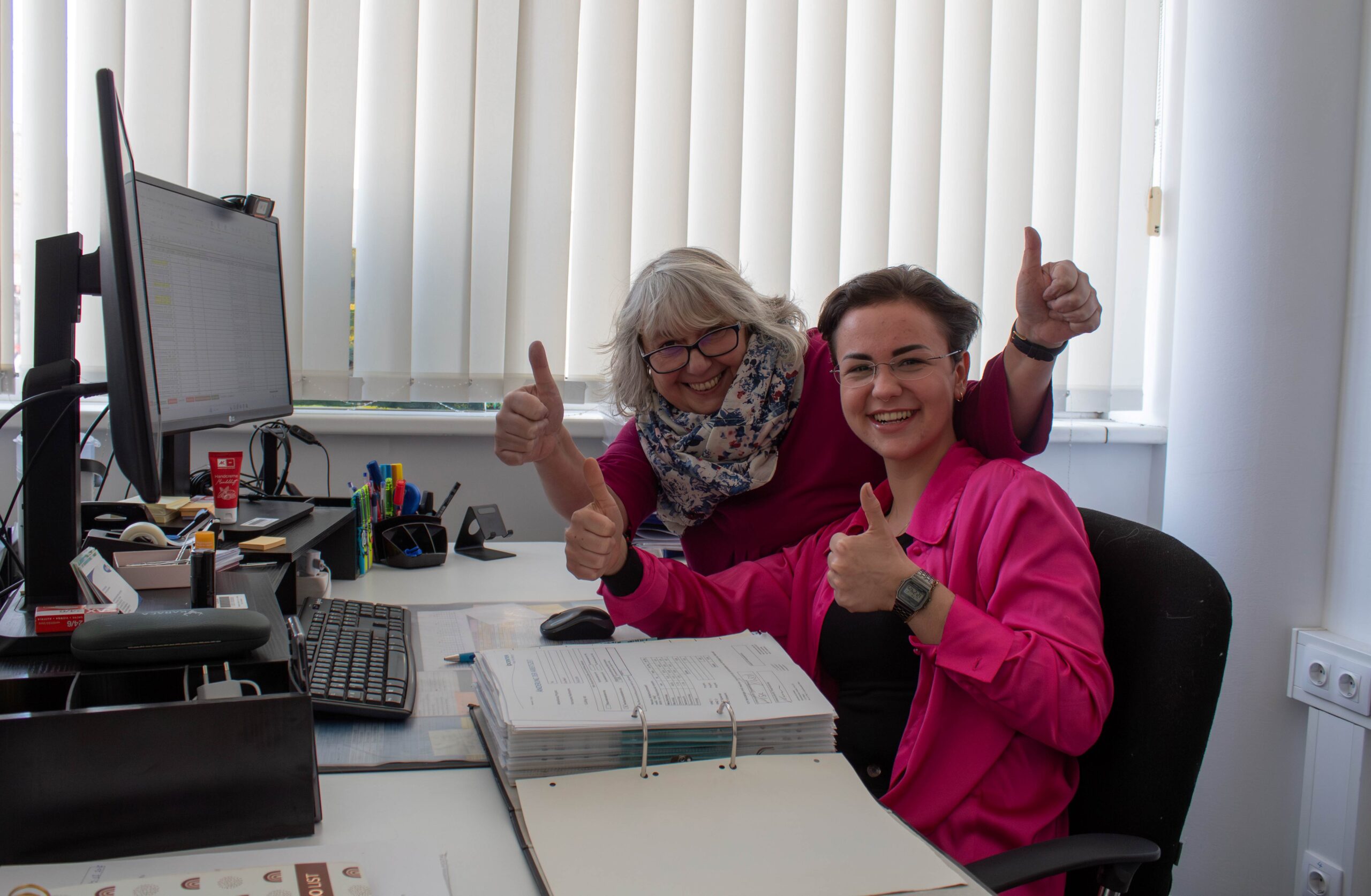 Nataly Zurzevic und Büsra Yavuz am Computer mit Daumen nach oben