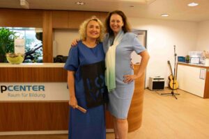 Monika Kovacs mit Elena Karloff bei der Ausstellungseröffnung Lieblingsstücke