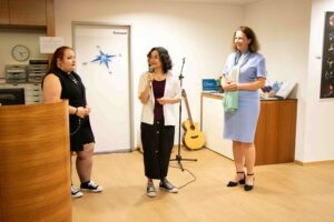 Monika Kovacs mit Medienlehrlingen bei der Ausstellungseröffnung Lieblingsstücke