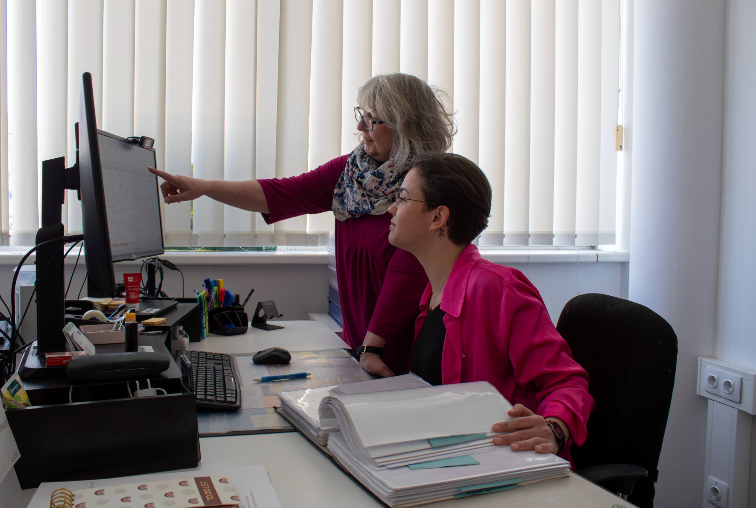 Nataly Zurzevic und Büsra Yavuz am Computer
