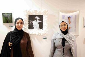 Lehrlinge bei der Ausstellungseröffnung vor ihren Werken