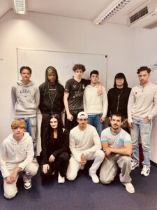 Gruppenfoto der neuen Lehrlinge für Fitnessbetreuung