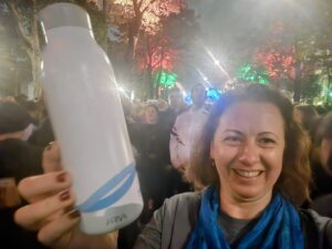 Selfie von Moni mit ipcenter-Trinkflasche beim night run