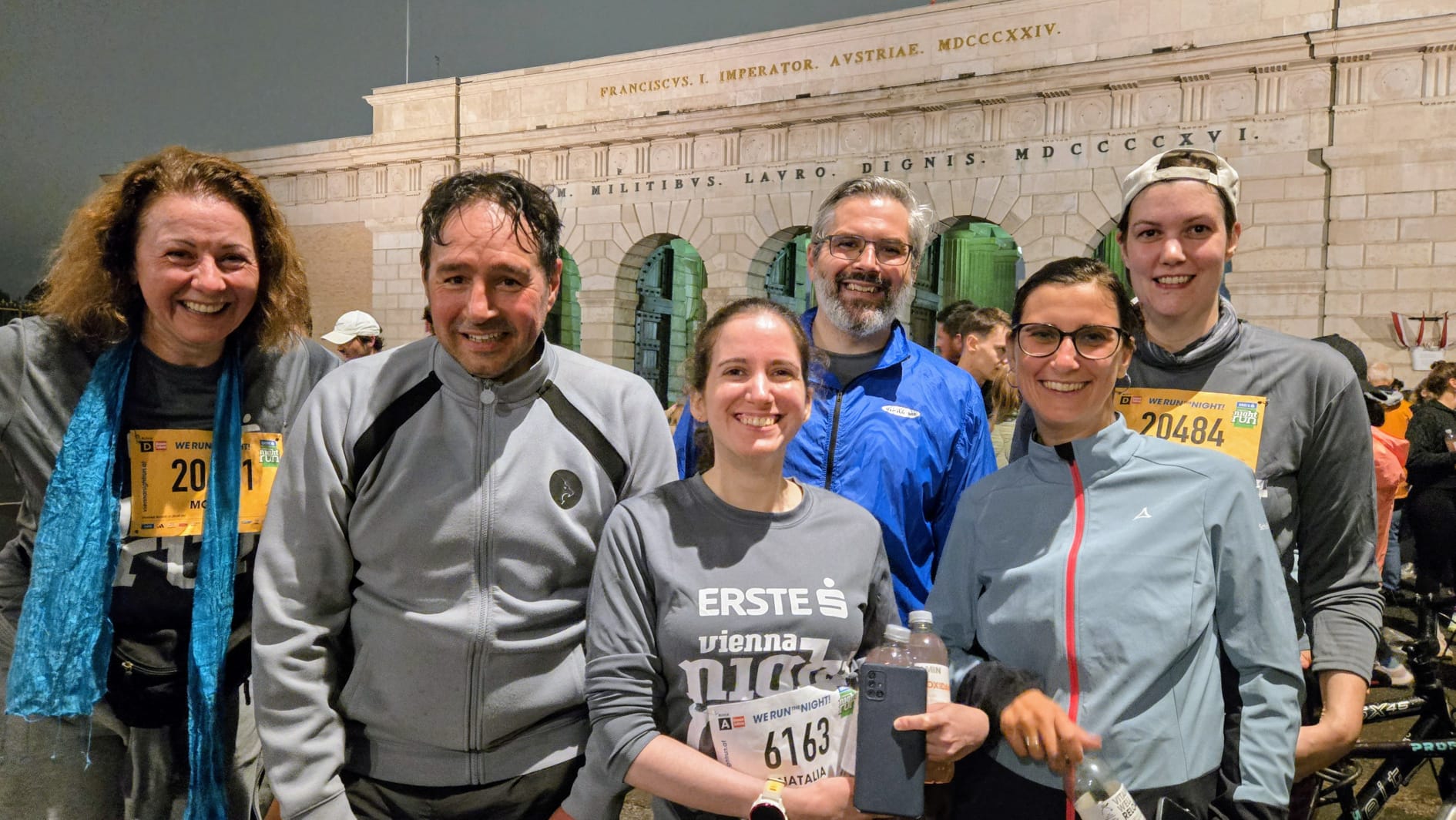 Gruppenfoto der Teilnehmer:innen des vienna night runs nach dem Lauf