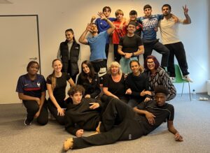 Gruppenfoto der Ausbildnerinnen und Lehrlinge der ÜBA Fitnessbetreuung