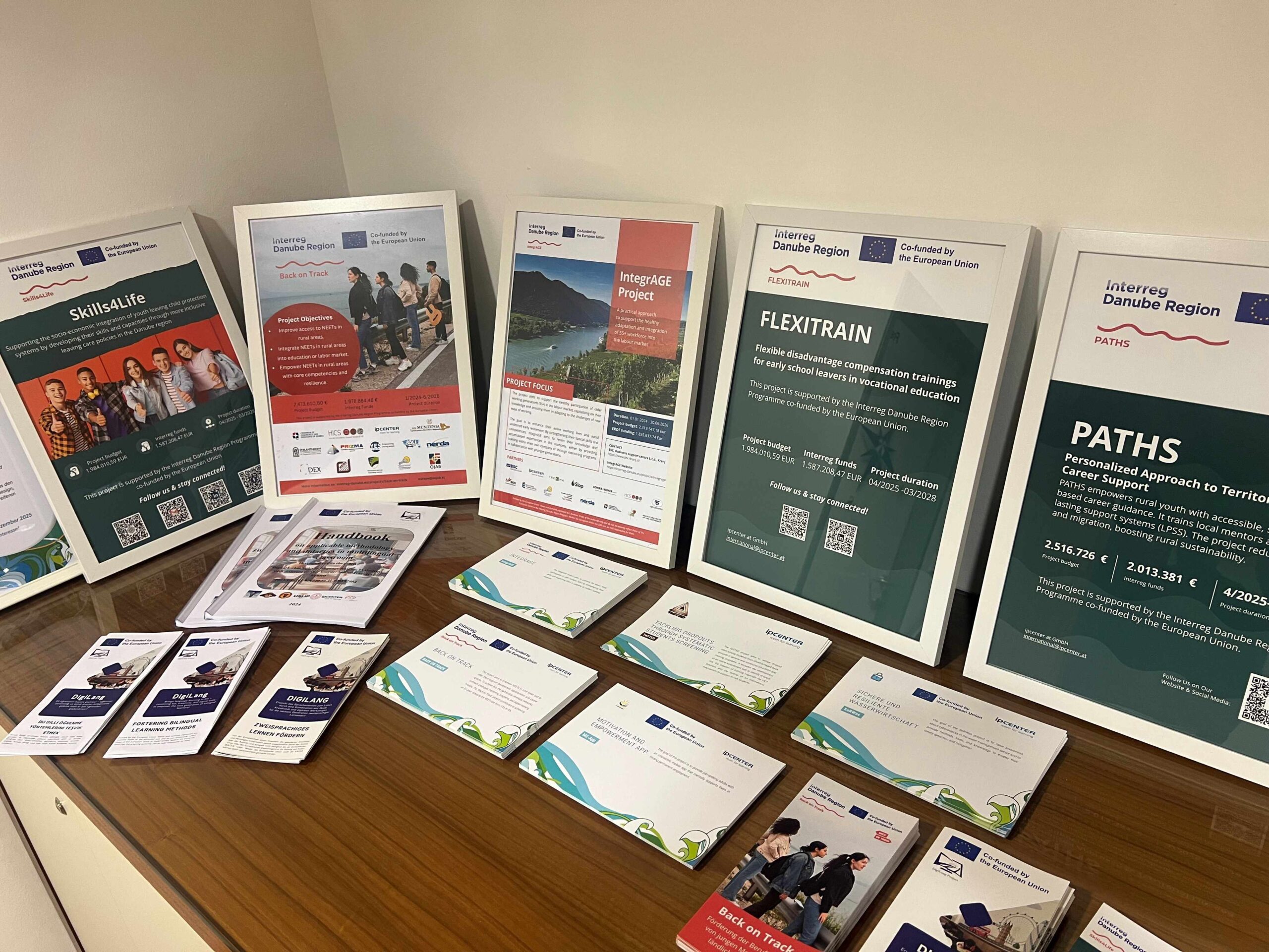 Internationale Bildungsprojekte Tisch mit Plakaten und Flyern