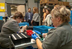 Teilnehmer:innen beim Besuch der Produktionsstätte des Automobilzulieferers MATRO in Pécs