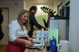 Drita bei der Kaffeemaschine