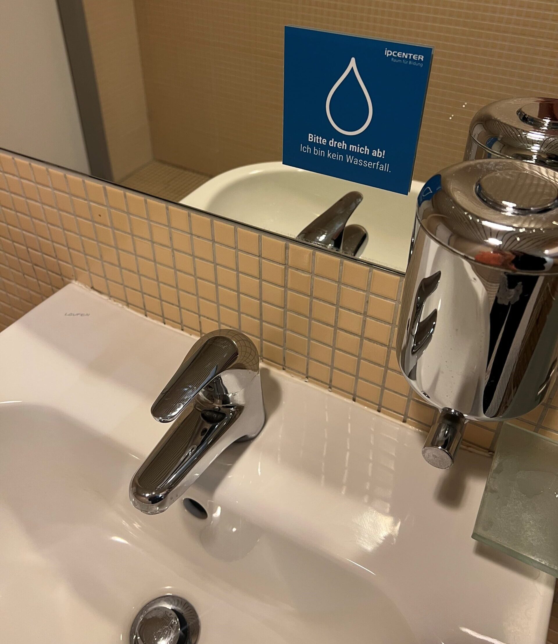 Bitte dreh mich ab Sticker beim Wasserhahn scaled e1764860168232 - ipcenter