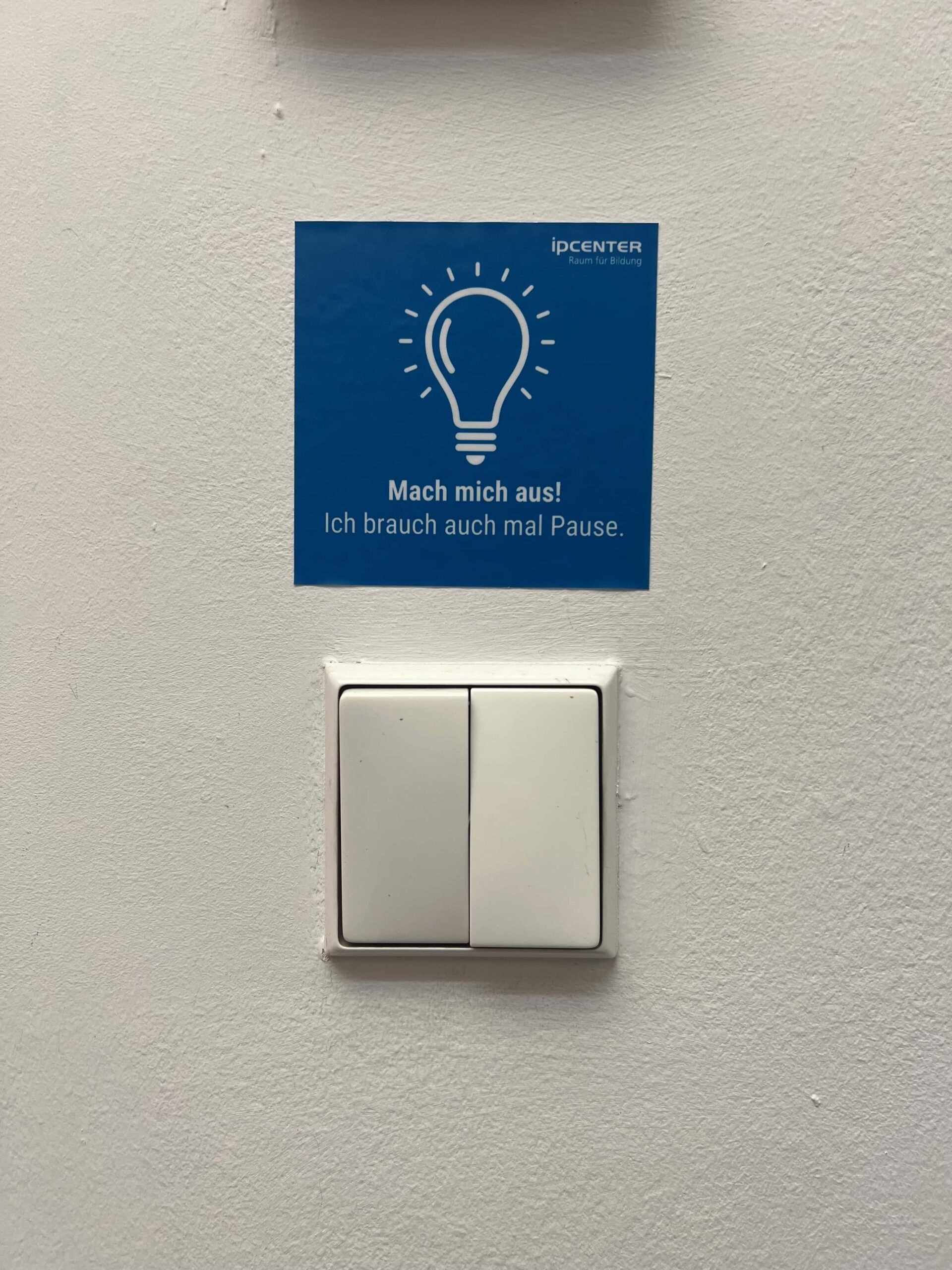 Mach mich aus Sticker beim Lichtschalter scaled - ipcenter